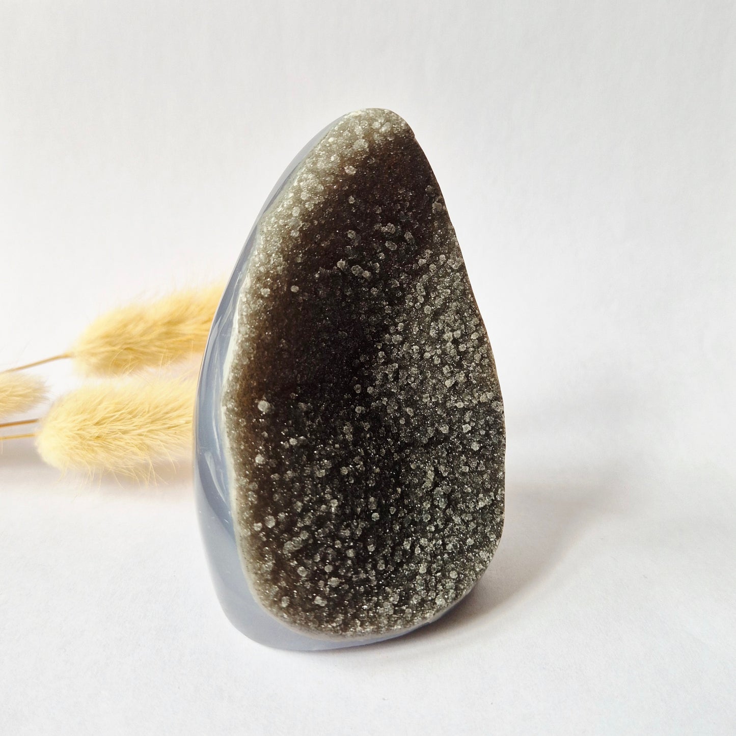 Druzy Grauer Achat - Tropfenförmiger stehender Edelsteinkristall - Nr. 12. 86 Gramm