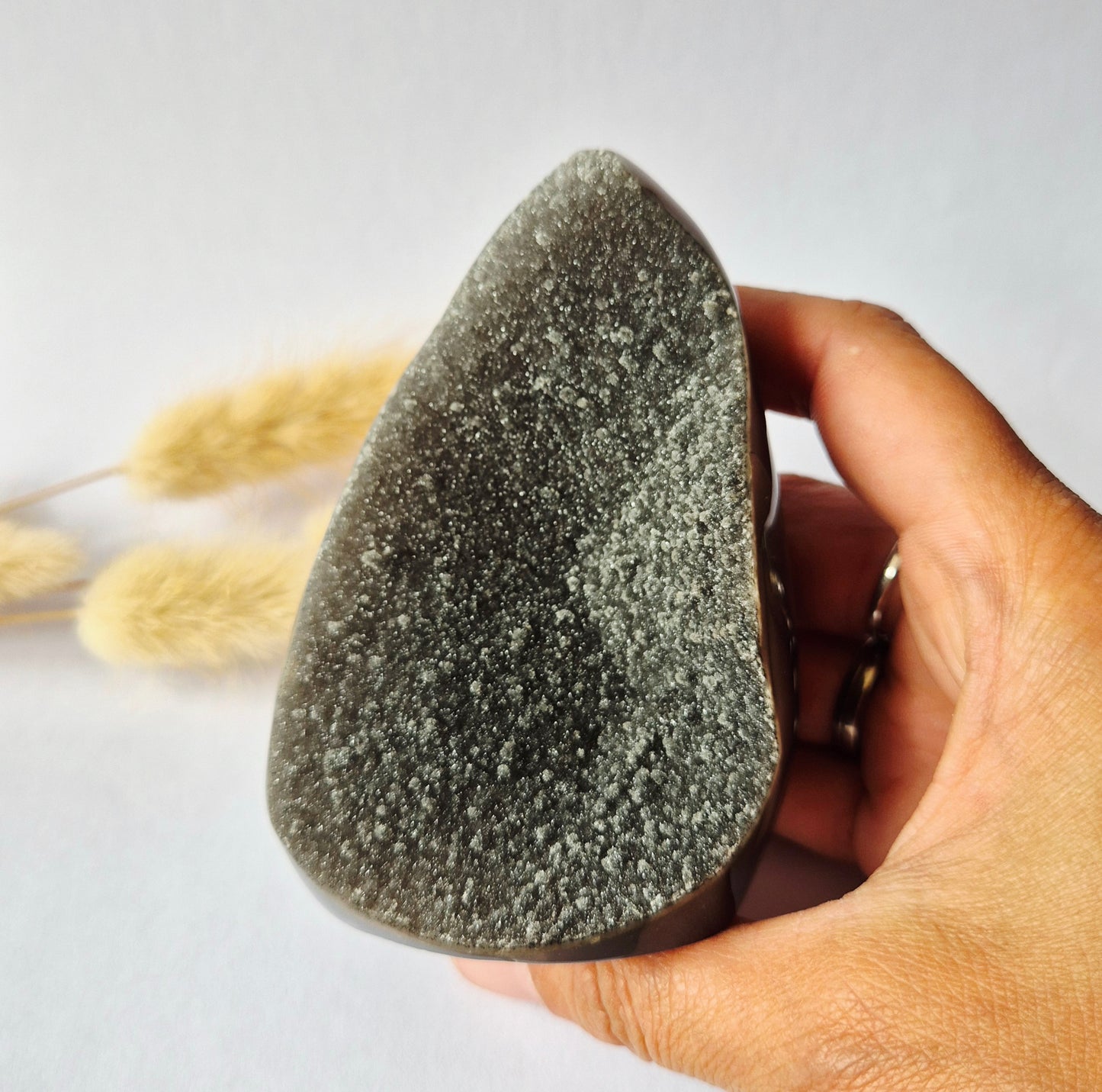 Druzy Grauer Achat - Tropfenförmiger stehender Edelsteinkristall - Nr. 12. 86 Gramm