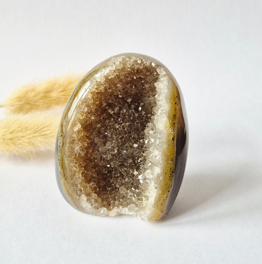Druzy Grauer Achat - Tropfenförmiger stehender Edelsteinkristall - Nr. 12. 86 Gramm
