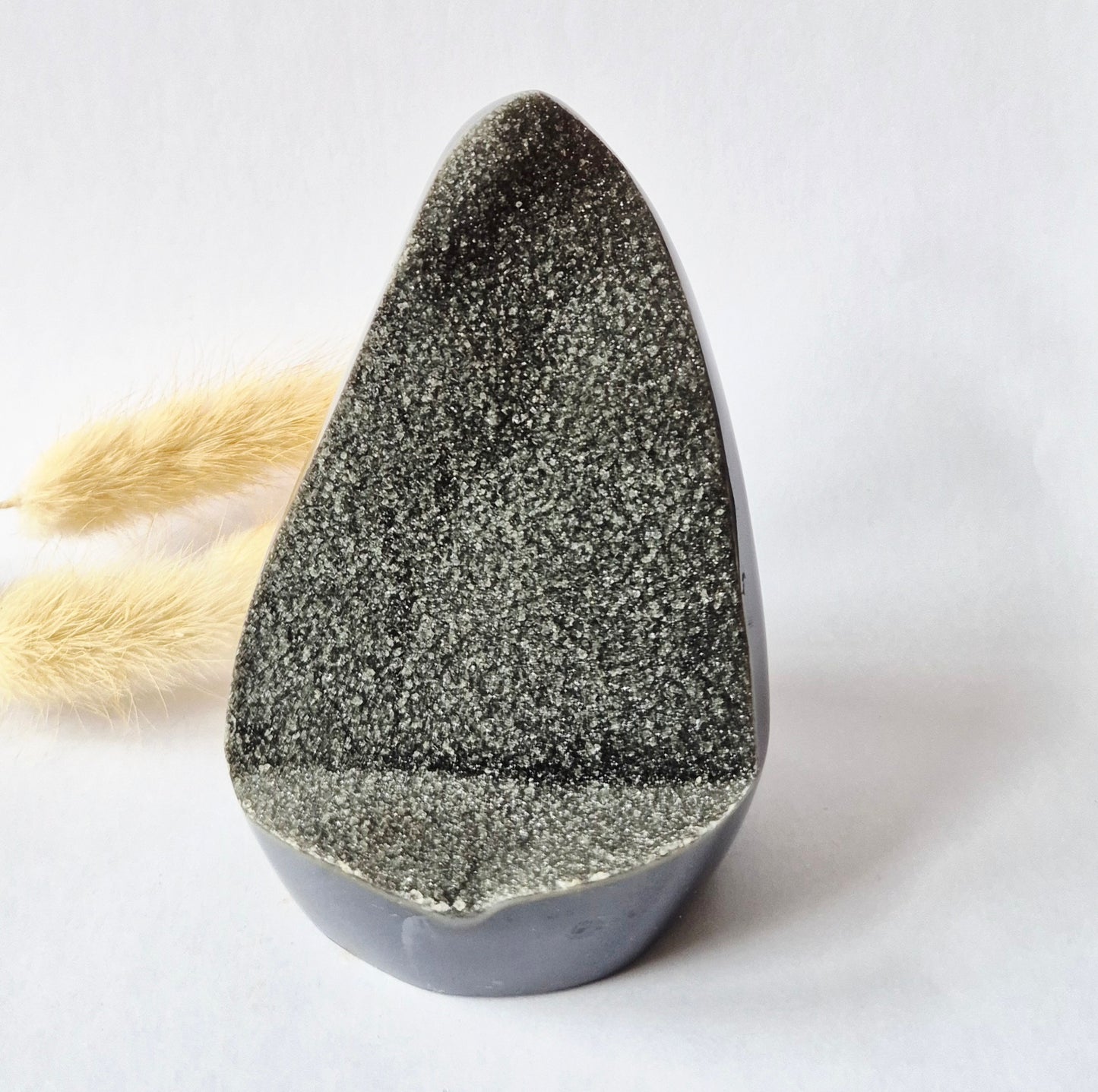 Druzy Grauer Achat - Tropfenförmiger stehender Edelsteinkristall - Nr. 12. 86 Gramm