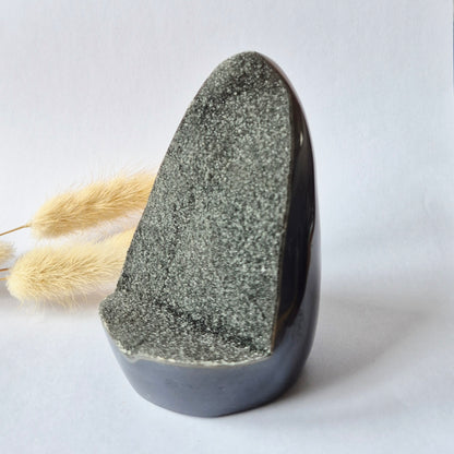 Druzy Grauer Achat - Tropfenförmiger stehender Edelsteinkristall - Nr. 12. 86 Gramm
