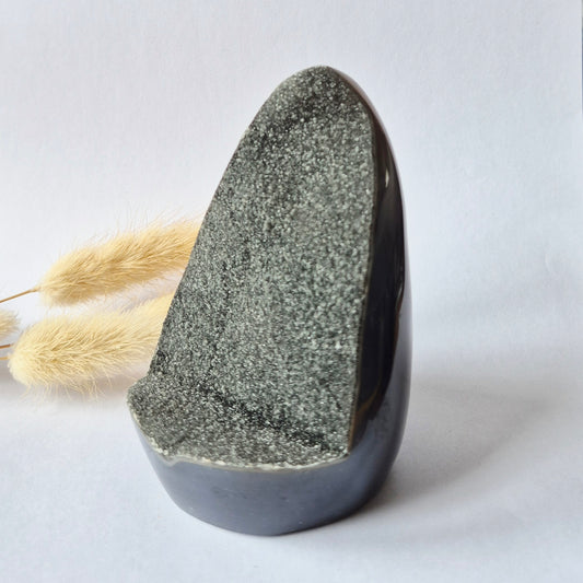 Druzy Grauer Achat - Tropfenförmiger stehender Edelsteinkristall - Nr. 12. 86 Gramm