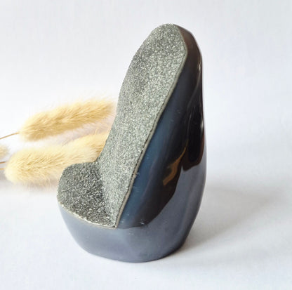 Druzy Grauer Achat - Tropfenförmiger stehender Edelsteinkristall - Nr. 12. 86 Gramm