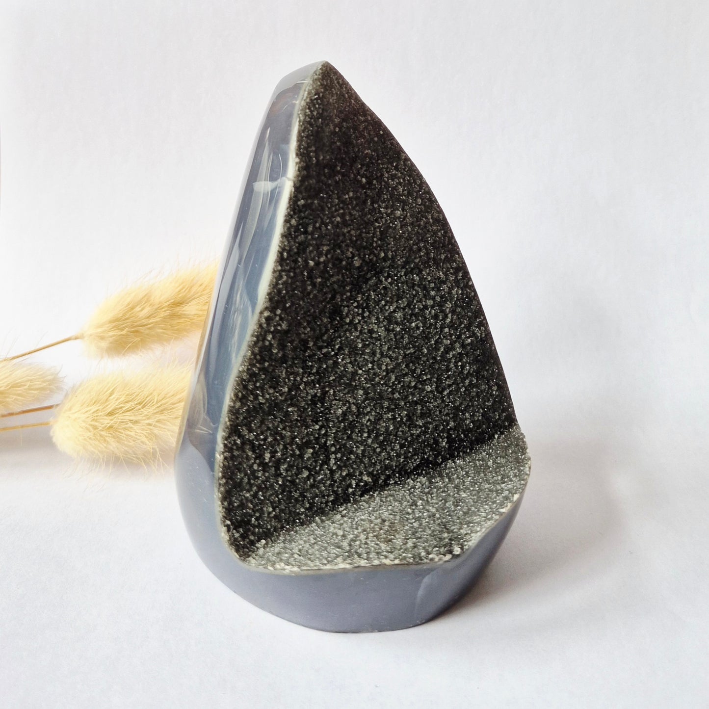 Druzy Grauer Achat - Tropfenförmiger stehender Edelsteinkristall - Nr. 12. 86 Gramm