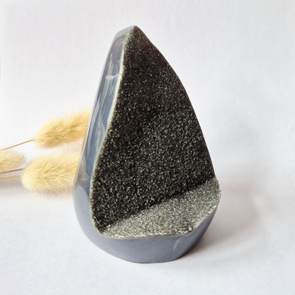 Druzy Grauer Achat - Tropfenförmiger stehender Edelsteinkristall - Nr. 12. 86 Gramm