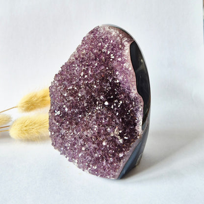 Druzy Grauer Achat - Tropfenförmiger stehender Edelsteinkristall - Nr. 12. 86 Gramm