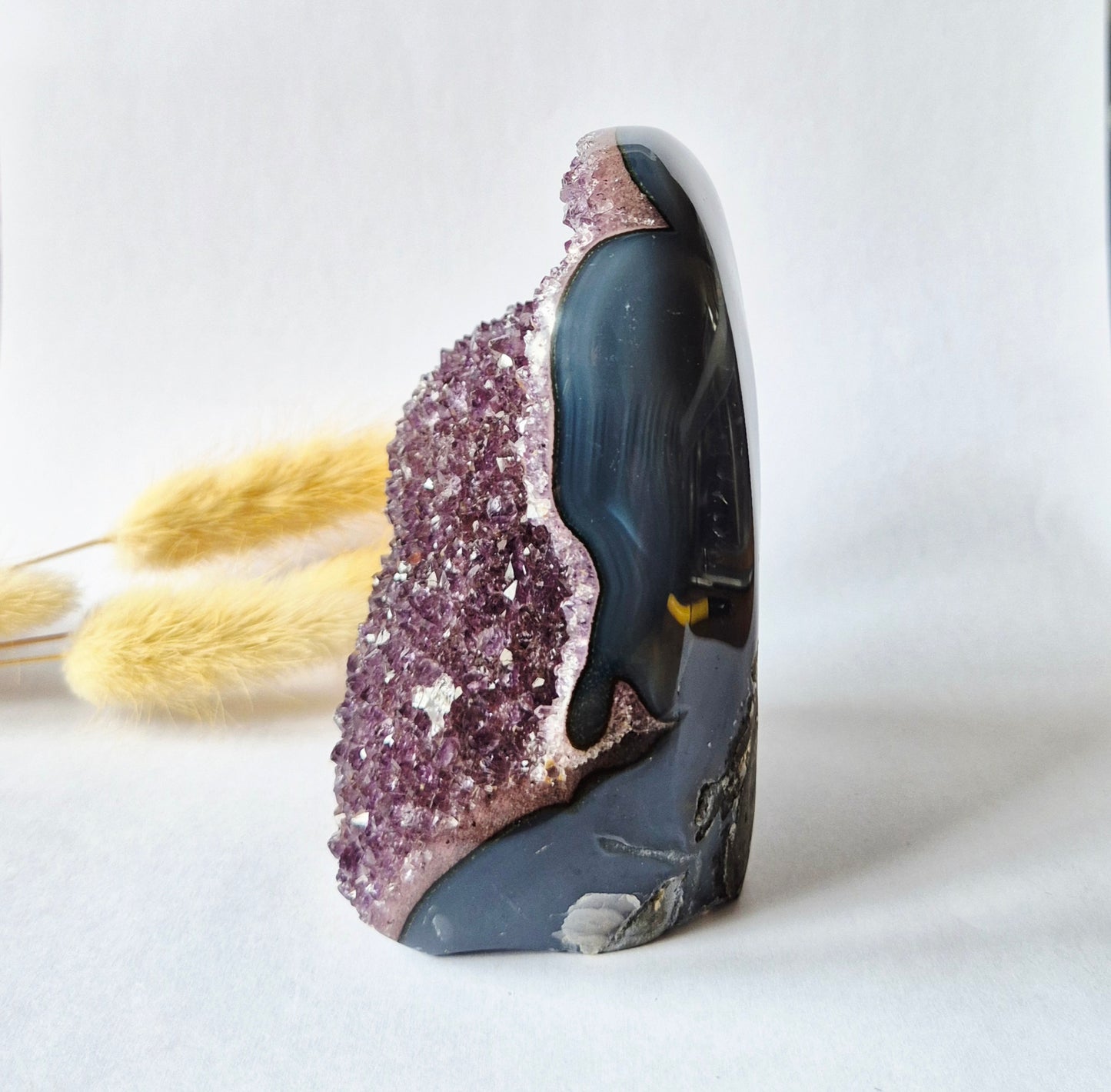 Druzy Grauer Achat - Tropfenförmiger stehender Edelsteinkristall - Nr. 12. 86 Gramm