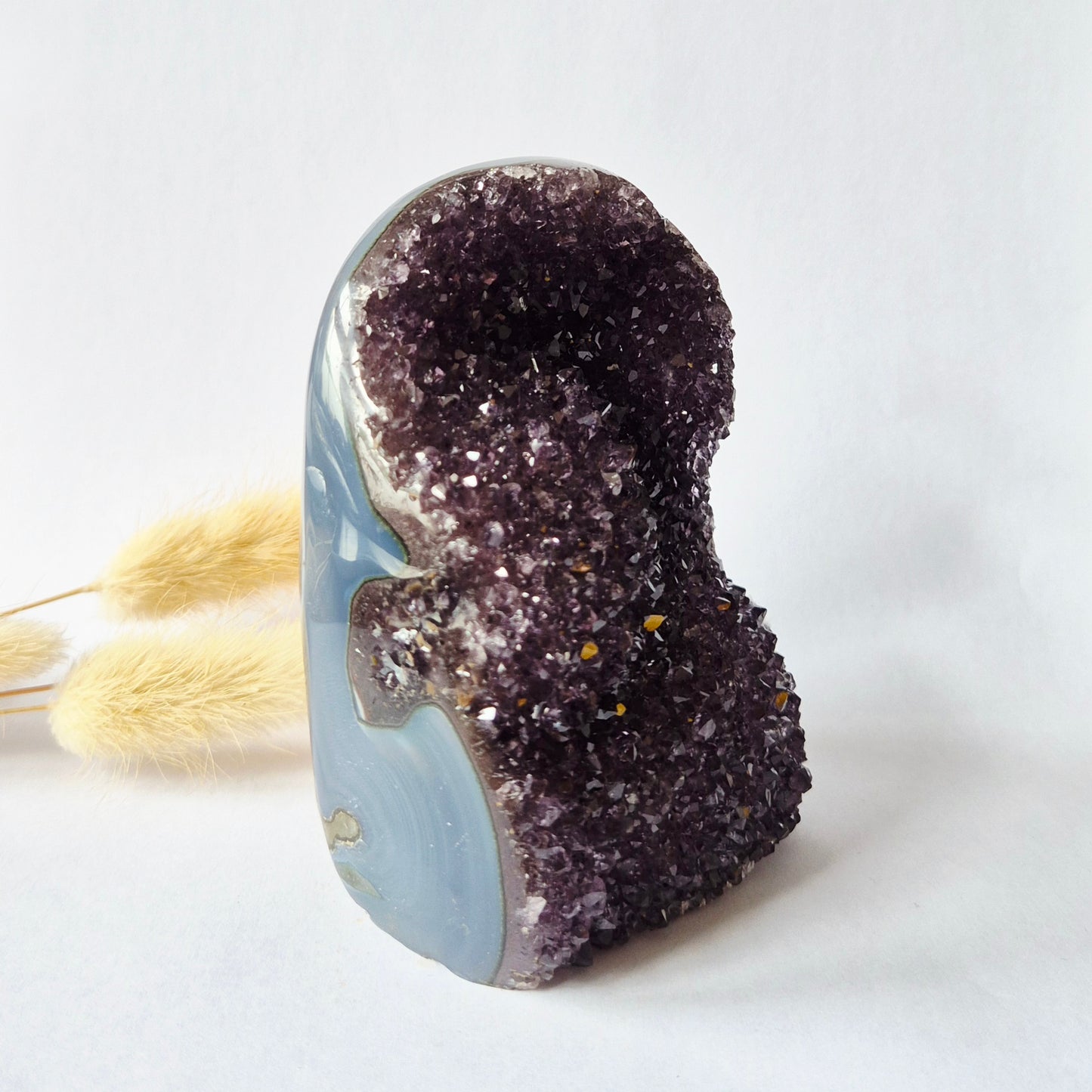 Druzy Grauer Achat - Tropfenförmiger stehender Edelsteinkristall - Nr. 12. 86 Gramm