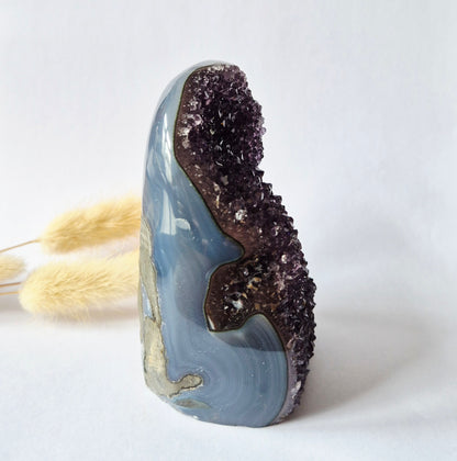 Druzy Grauer Achat - Tropfenförmiger stehender Edelsteinkristall - Nr. 12. 86 Gramm