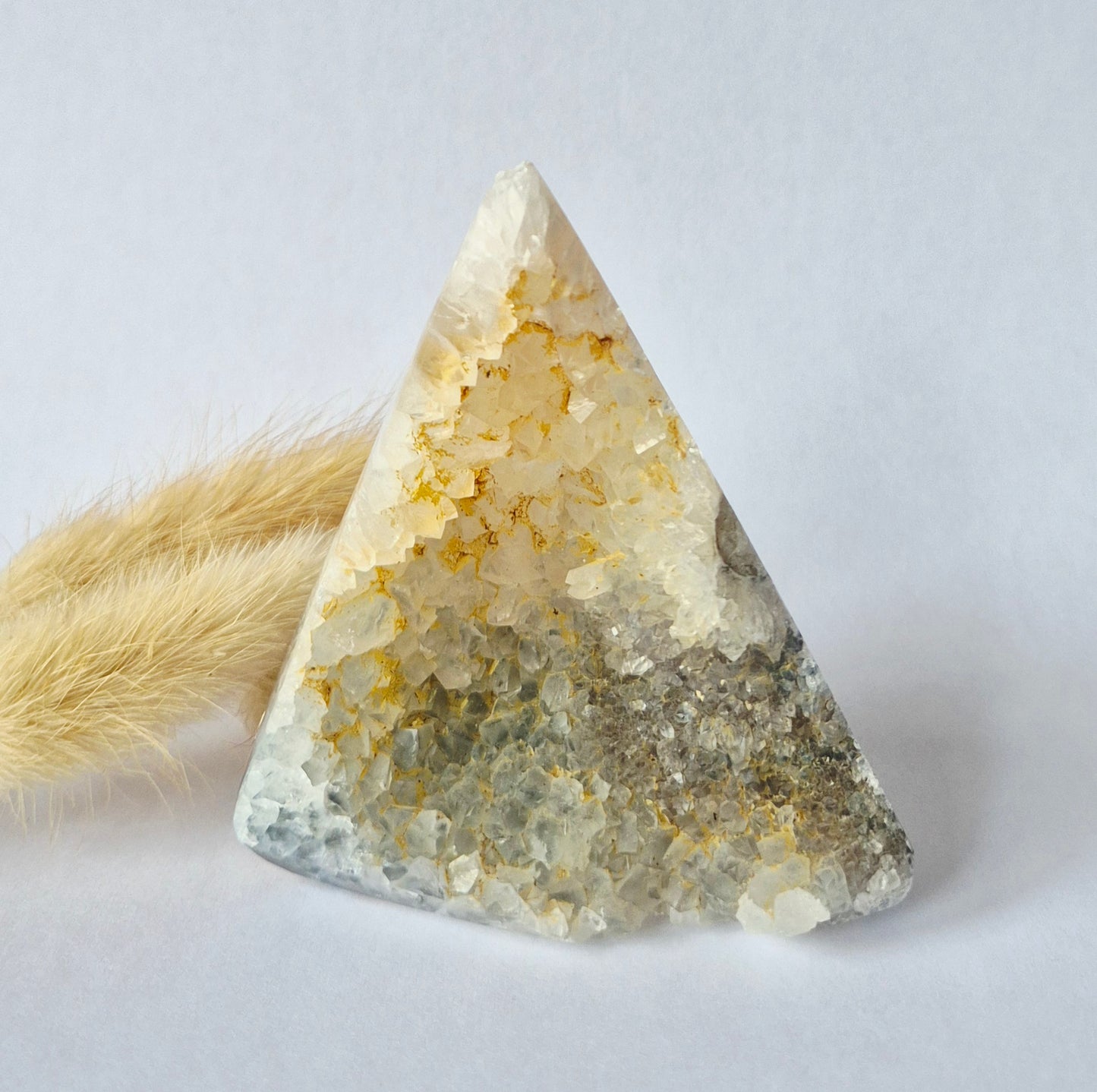 Druzy Grauer Achat - Tropfenförmiger stehender Edelsteinkristall - Nr. 12. 86 Gramm