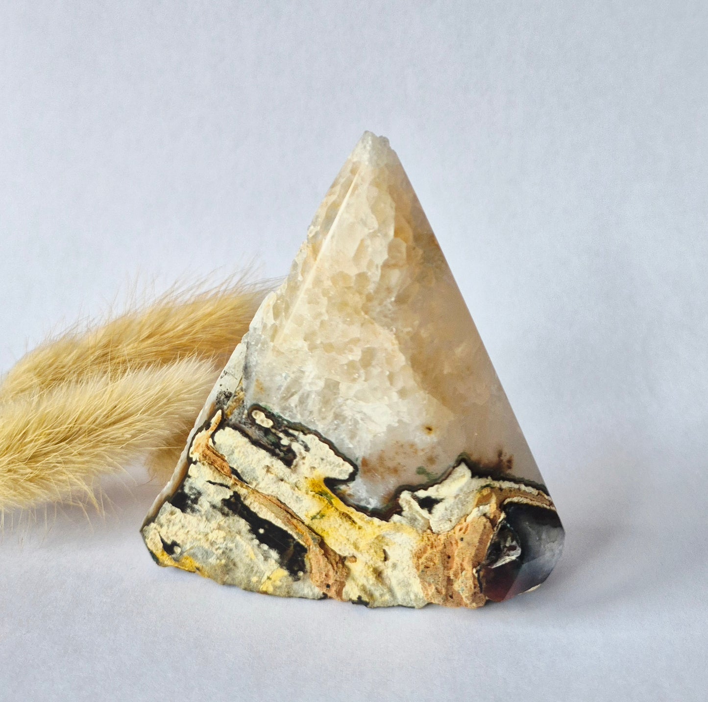 Druzy Grauer Achat - Tropfenförmiger stehender Edelsteinkristall - Nr. 12. 86 Gramm