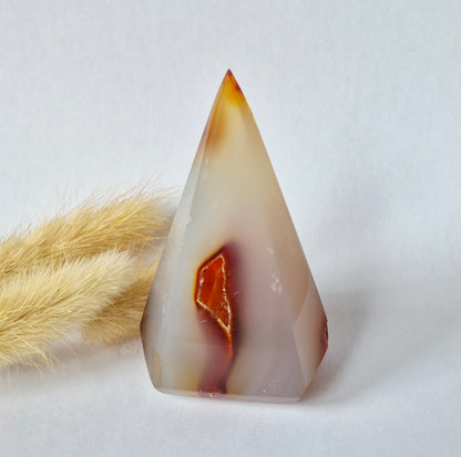 Druzy Grauer Achat - Tropfenförmiger stehender Edelsteinkristall - Nr. 12. 86 Gramm