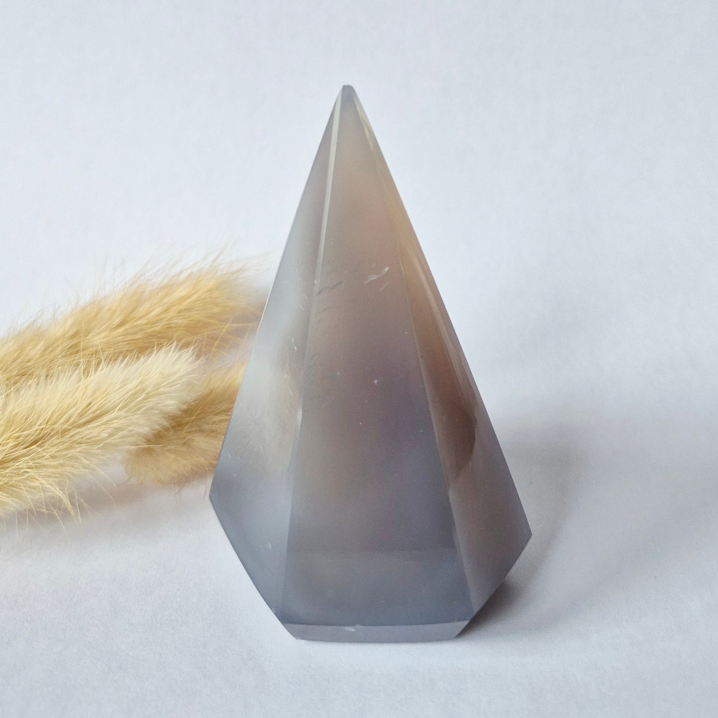 Druzy Grauer Achat - Tropfenförmiger stehender Edelsteinkristall - Nr. 12. 86 Gramm