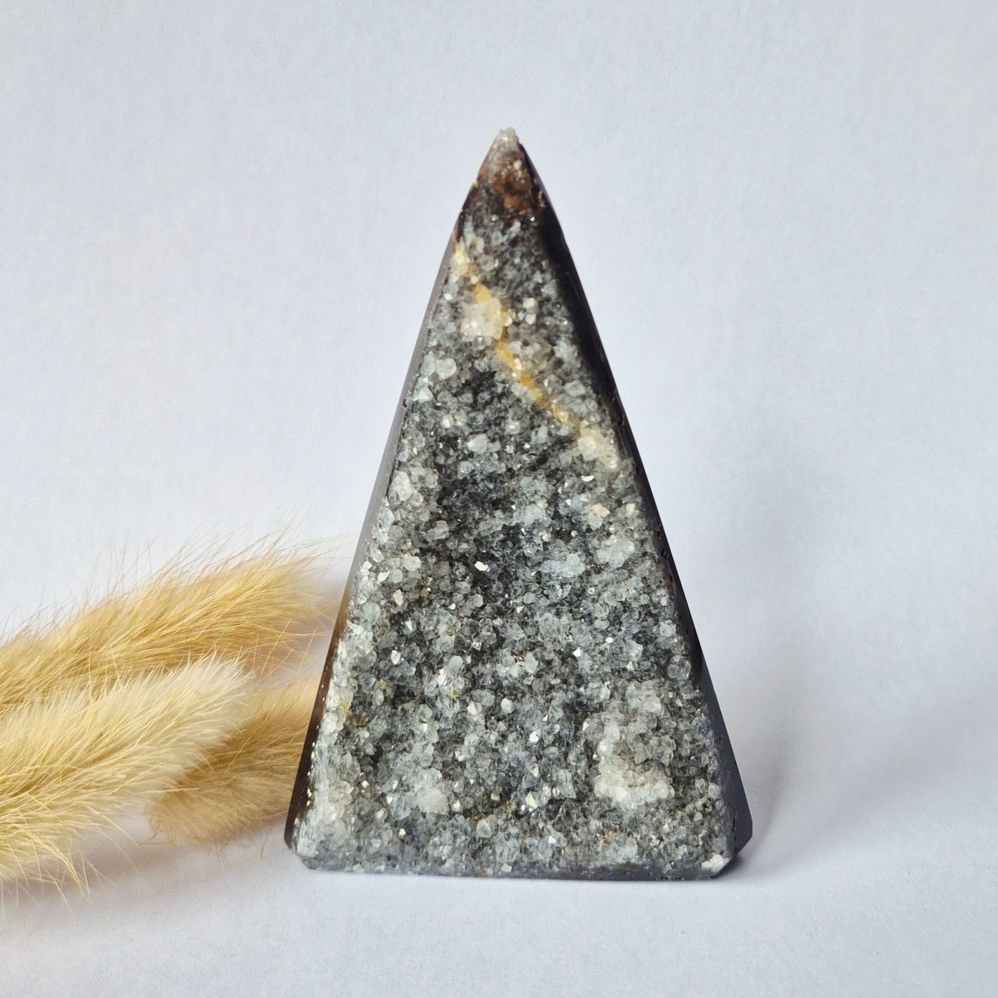 Druzy Grauer Achat - Tropfenförmiger stehender Edelsteinkristall - Nr. 12. 86 Gramm