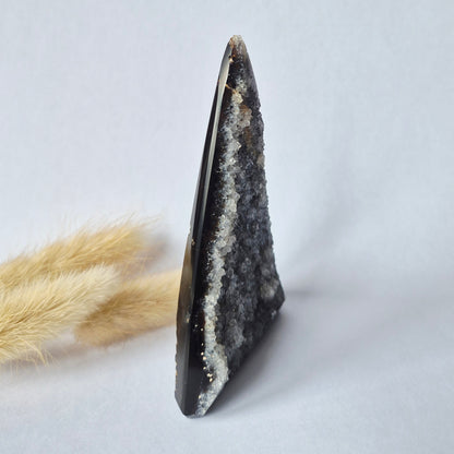 Druzy Grauer Achat - Tropfenförmiger stehender Edelsteinkristall - Nr. 12. 86 Gramm