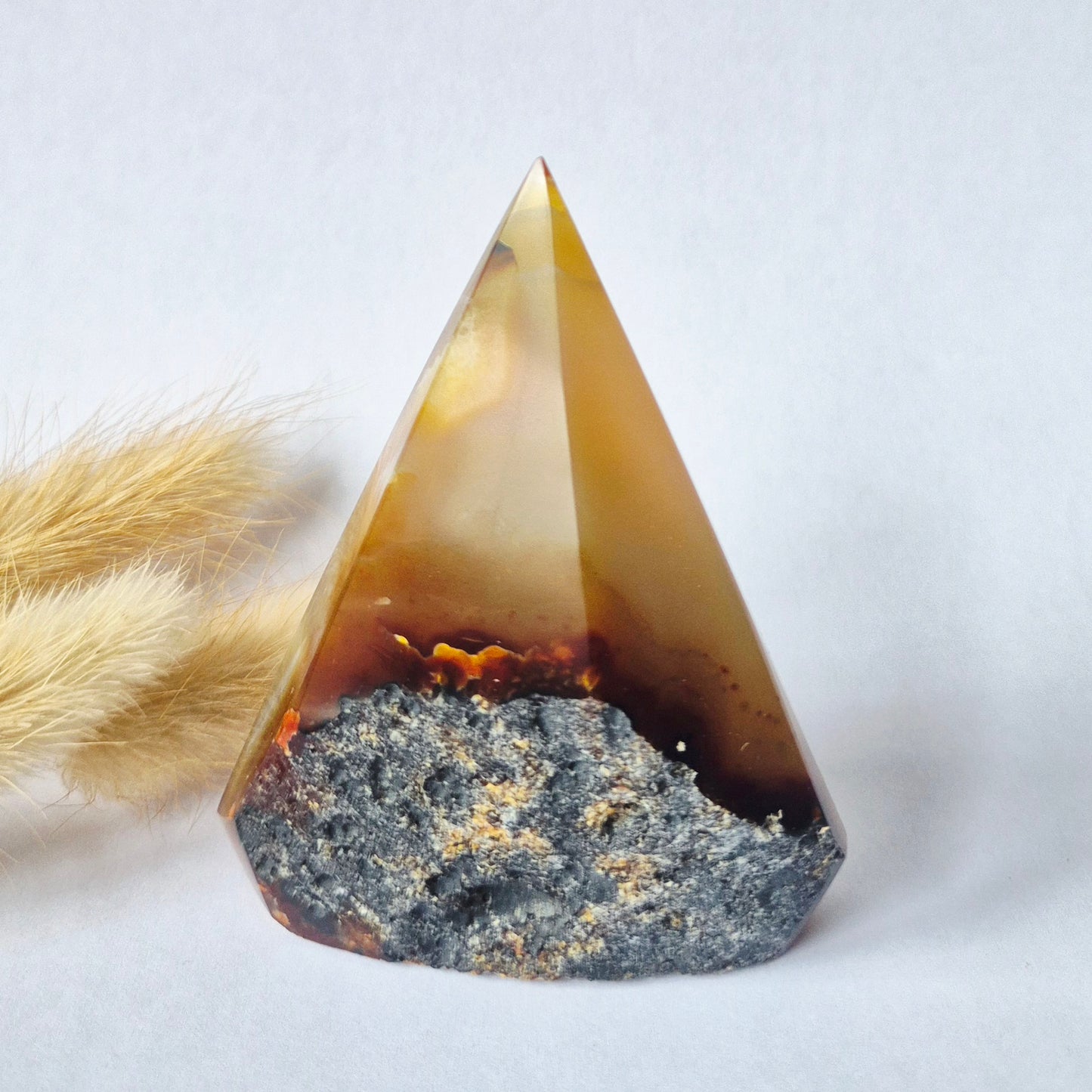 Druzy Grauer Achat - Tropfenförmiger stehender Edelsteinkristall - Nr. 12. 86 Gramm