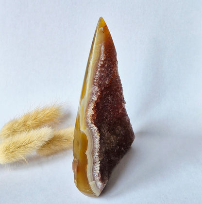 Druzy Grauer Achat - Tropfenförmiger stehender Edelsteinkristall - Nr. 12. 86 Gramm
