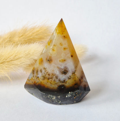 Druzy Grauer Achat - Tropfenförmiger stehender Edelsteinkristall - Nr. 12. 86 Gramm