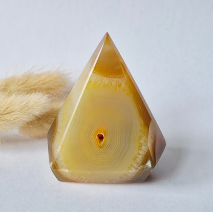Druzy Grauer Achat - Tropfenförmiger stehender Edelsteinkristall - Nr. 12. 86 Gramm