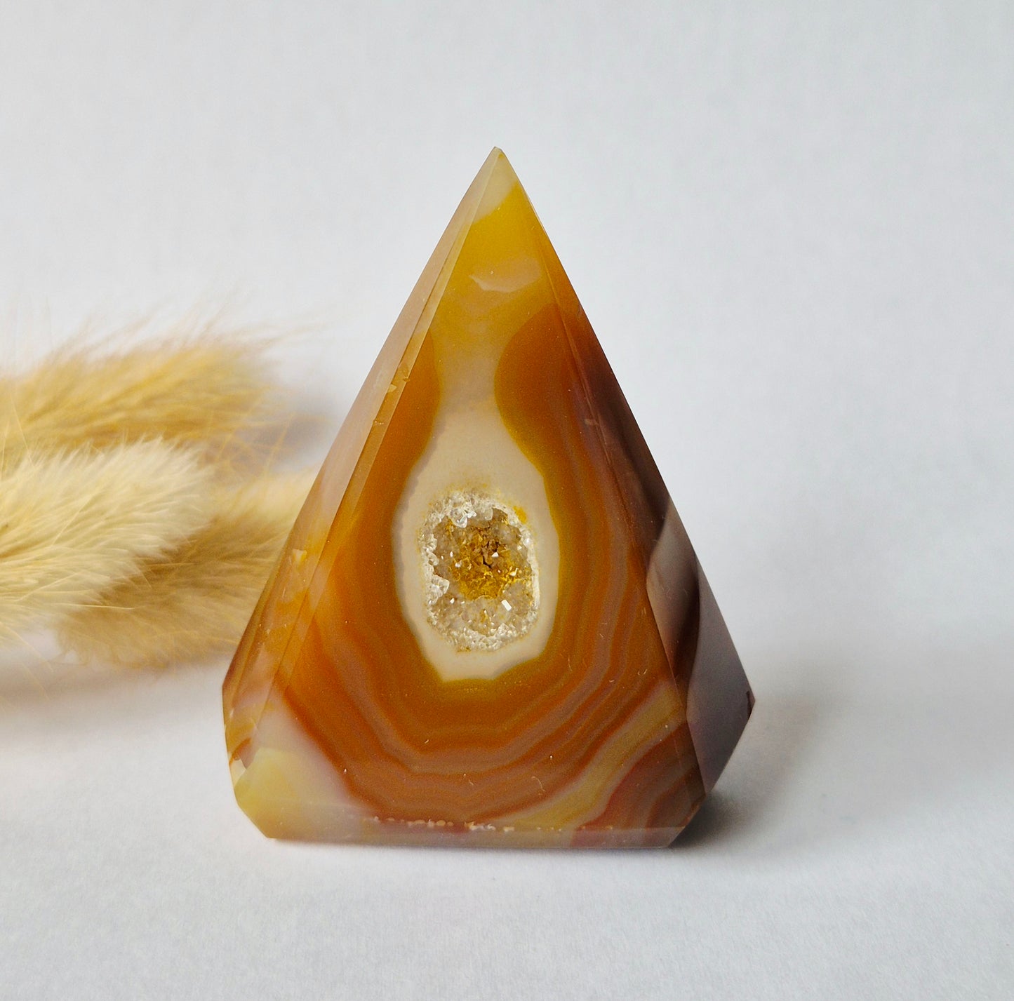 Druzy Grauer Achat - Tropfenförmiger stehender Edelsteinkristall - Nr. 12. 86 Gramm