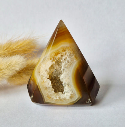 Druzy Grauer Achat - Tropfenförmiger stehender Edelsteinkristall - Nr. 12. 86 Gramm