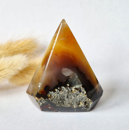 Druzy Grauer Achat - Tropfenförmiger stehender Edelsteinkristall - Nr. 12. 86 Gramm