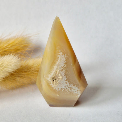Druzy Grauer Achat - Tropfenförmiger stehender Edelsteinkristall - Nr. 12. 86 Gramm