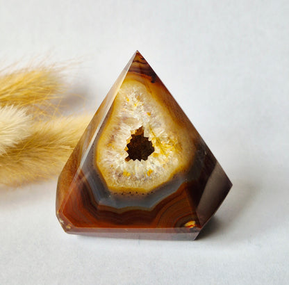 Druzy Grauer Achat - Tropfenförmiger stehender Edelsteinkristall - Nr. 12. 86 Gramm