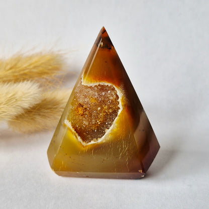 Druzy Grauer Achat - Tropfenförmiger stehender Edelsteinkristall - Nr. 12. 86 Gramm