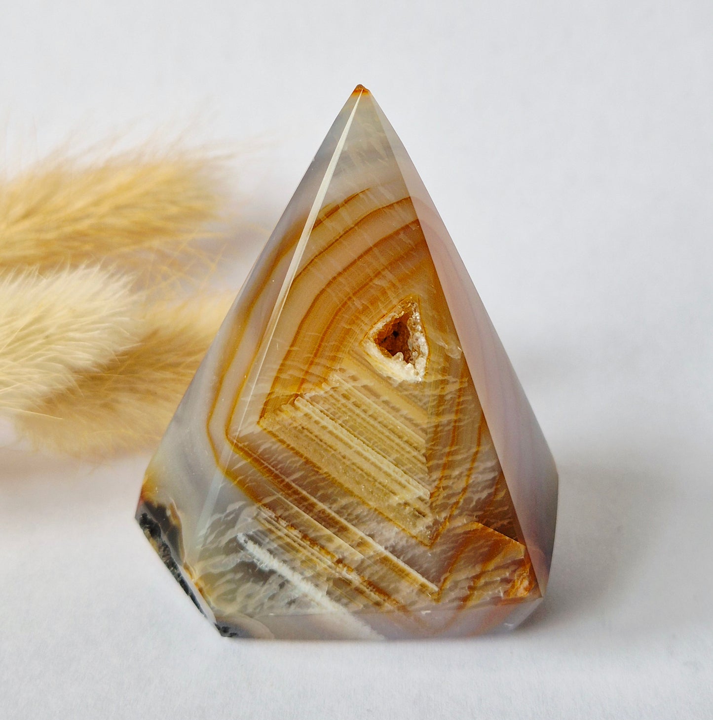 Druzy Grauer Achat - Tropfenförmiger stehender Edelsteinkristall - Nr. 12. 86 Gramm