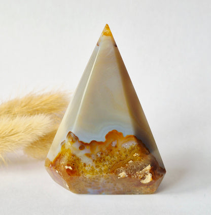 Druzy Grauer Achat - Tropfenförmiger stehender Edelsteinkristall - Nr. 12. 86 Gramm