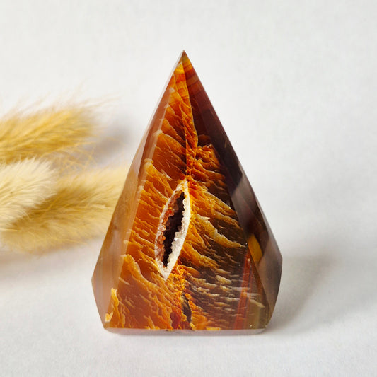 Druzy Grauer Achat - Tropfenförmiger stehender Edelsteinkristall - Nr. 12. 86 Gramm
