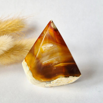 Druzy Grauer Achat - Tropfenförmiger stehender Edelsteinkristall - Nr. 12. 86 Gramm