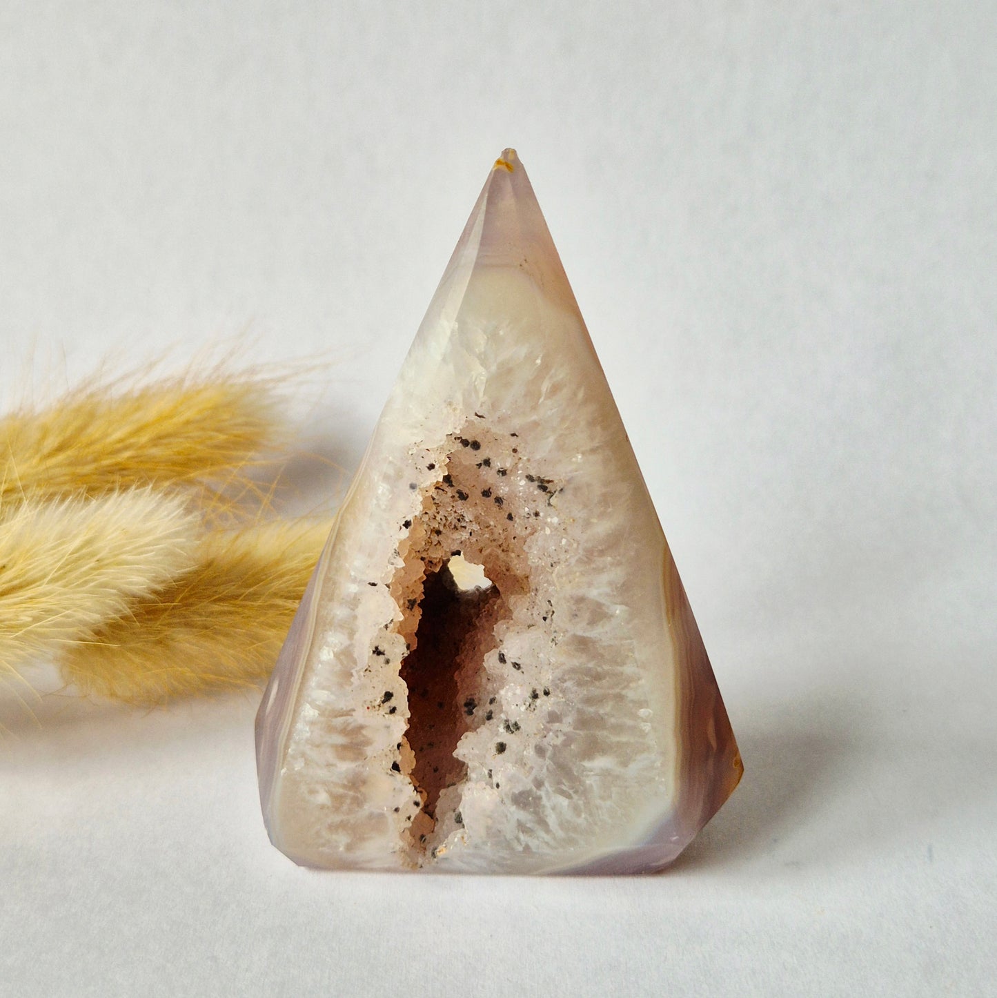 Druzy Grauer Achat - Tropfenförmiger stehender Edelsteinkristall - Nr. 12. 86 Gramm