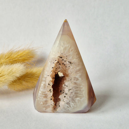 Druzy Grauer Achat - Tropfenförmiger stehender Edelsteinkristall - Nr. 12. 86 Gramm