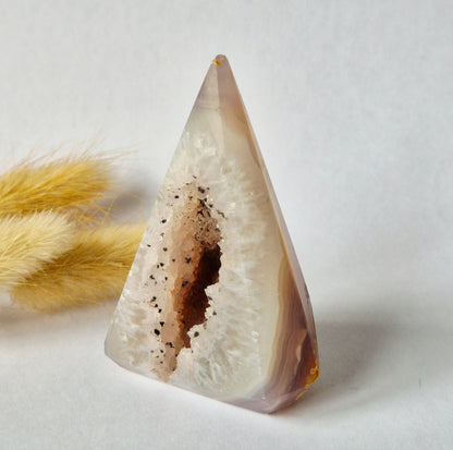 Druzy Grauer Achat - Tropfenförmiger stehender Edelsteinkristall - Nr. 12. 86 Gramm