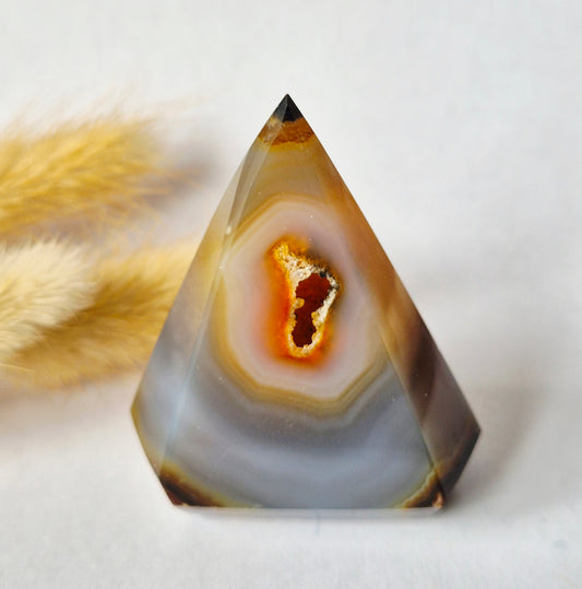 Druzy Grauer Achat - Tropfenförmiger stehender Edelsteinkristall - Nr. 12. 86 Gramm