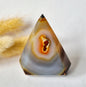 Druzy Grauer Achat - Tropfenförmiger stehender Edelsteinkristall - Nr. 12. 86 Gramm