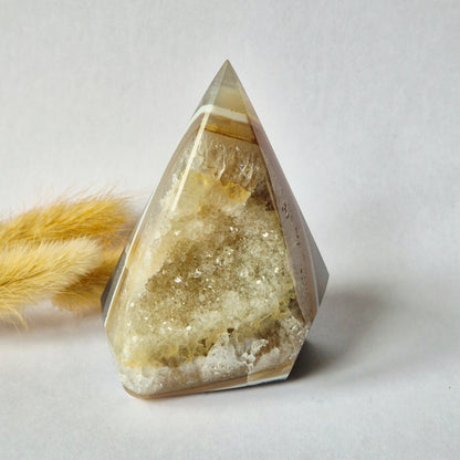 Druzy Grauer Achat - Tropfenförmiger stehender Edelsteinkristall - Nr. 12. 86 Gramm