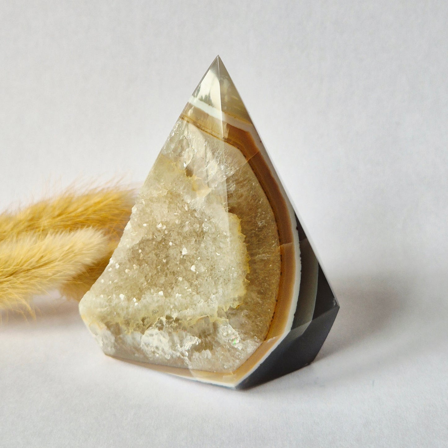 Druzy Grauer Achat - Tropfenförmiger stehender Edelsteinkristall - Nr. 12. 86 Gramm