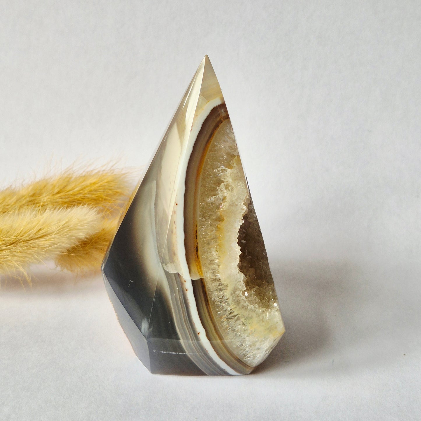 Druzy Grauer Achat - Tropfenförmiger stehender Edelsteinkristall - Nr. 12. 86 Gramm