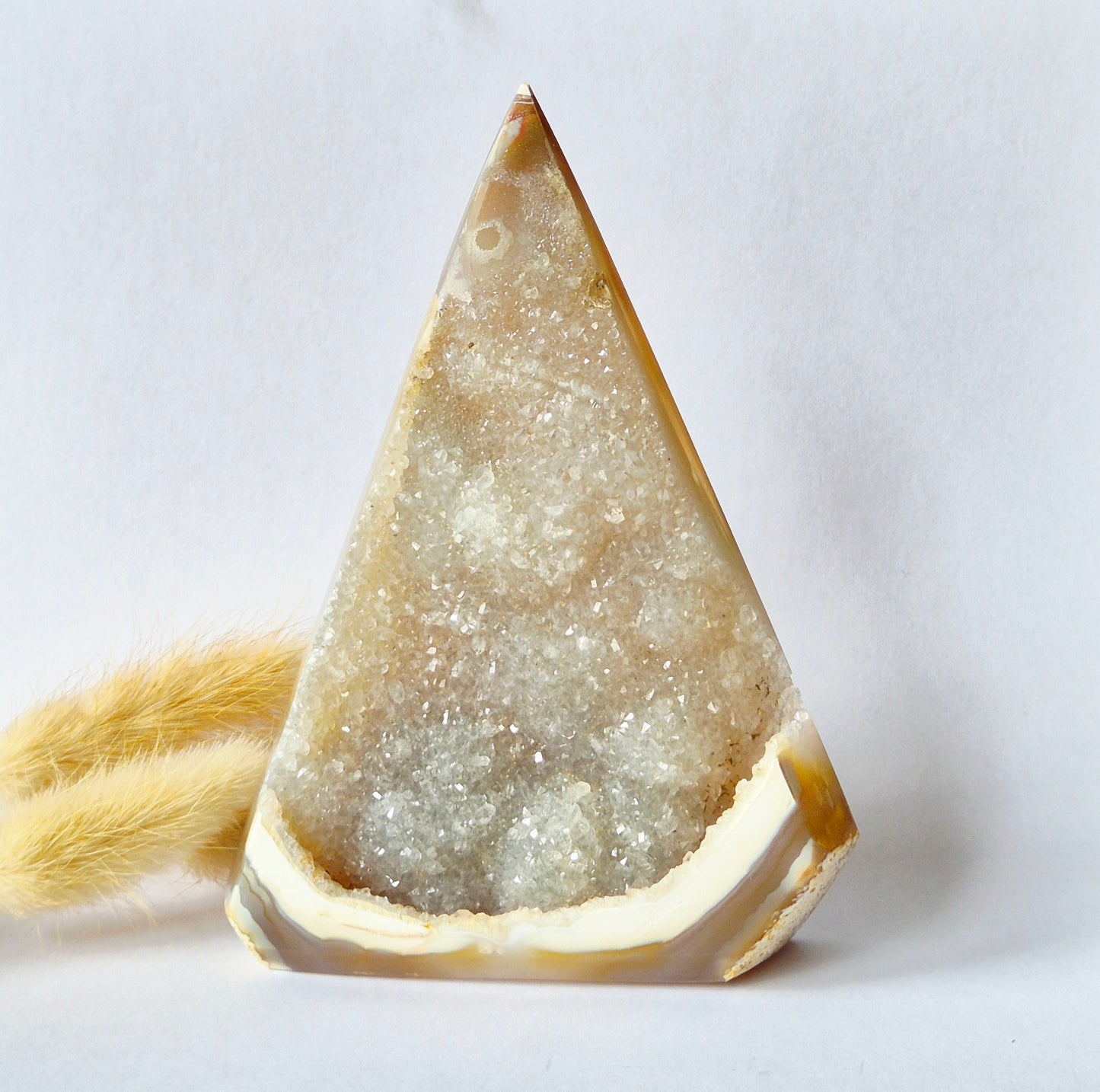 Druzy Grauer Achat - Tropfenförmiger stehender Edelsteinkristall - Nr. 12. 86 Gramm
