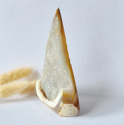 Druzy Grauer Achat - Tropfenförmiger stehender Edelsteinkristall - Nr. 12. 86 Gramm