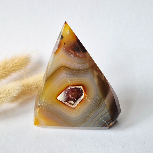 Druzy Grauer Achat - Tropfenförmiger stehender Edelsteinkristall - Nr. 12. 86 Gramm