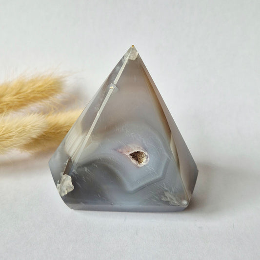 Druzy Grauer Achat - Tropfenförmiger stehender Edelsteinkristall - Nr. 12. 86 Gramm