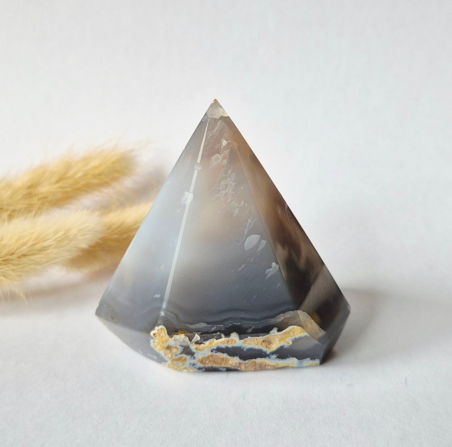 Druzy Grauer Achat - Tropfenförmiger stehender Edelsteinkristall - Nr. 12. 86 Gramm