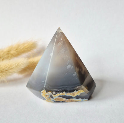 Druzy Grauer Achat - Tropfenförmiger stehender Edelsteinkristall - Nr. 12. 86 Gramm