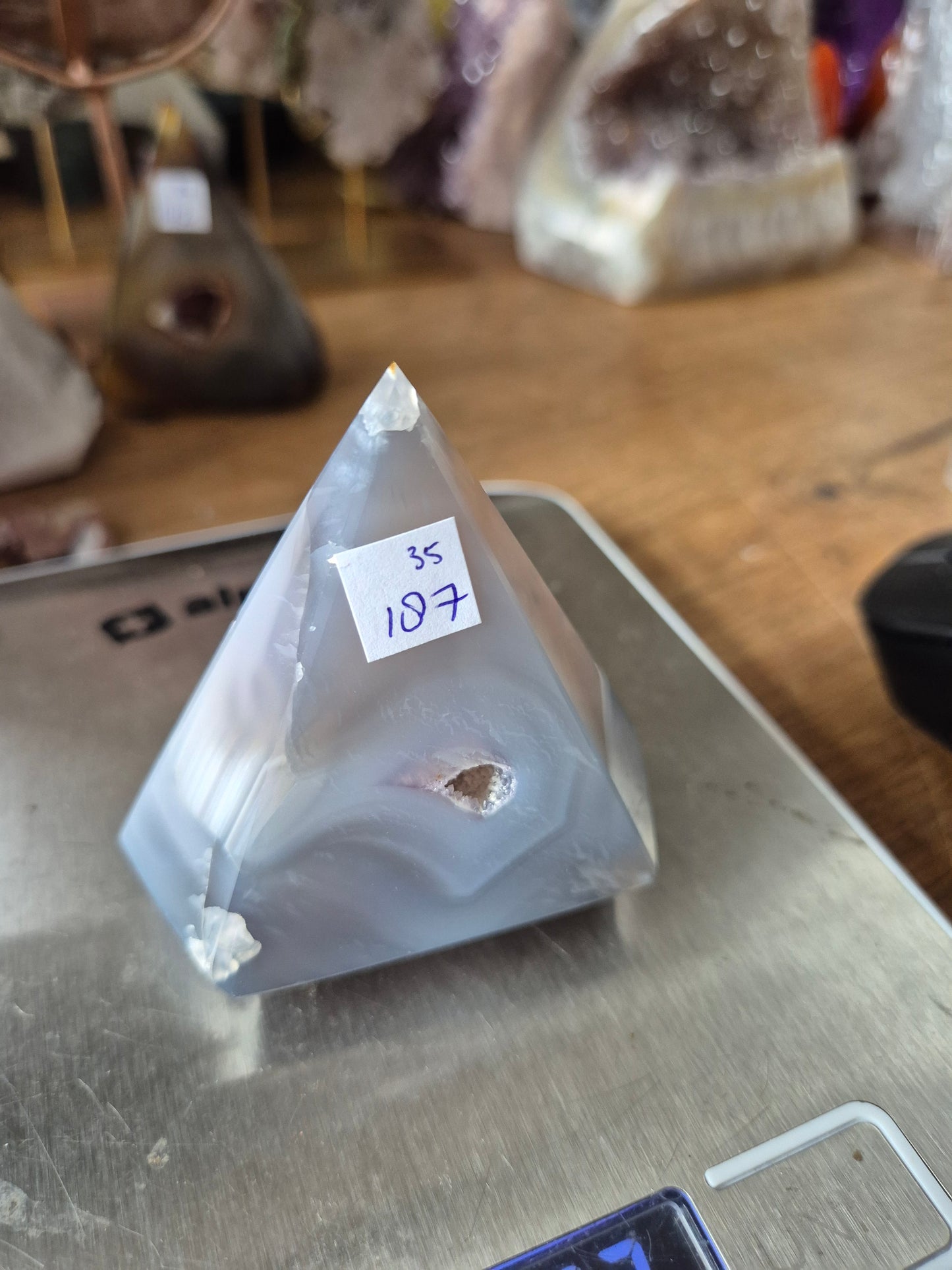 Druzy Grauer Achat - Tropfenförmiger stehender Edelsteinkristall - Nr. 12. 86 Gramm