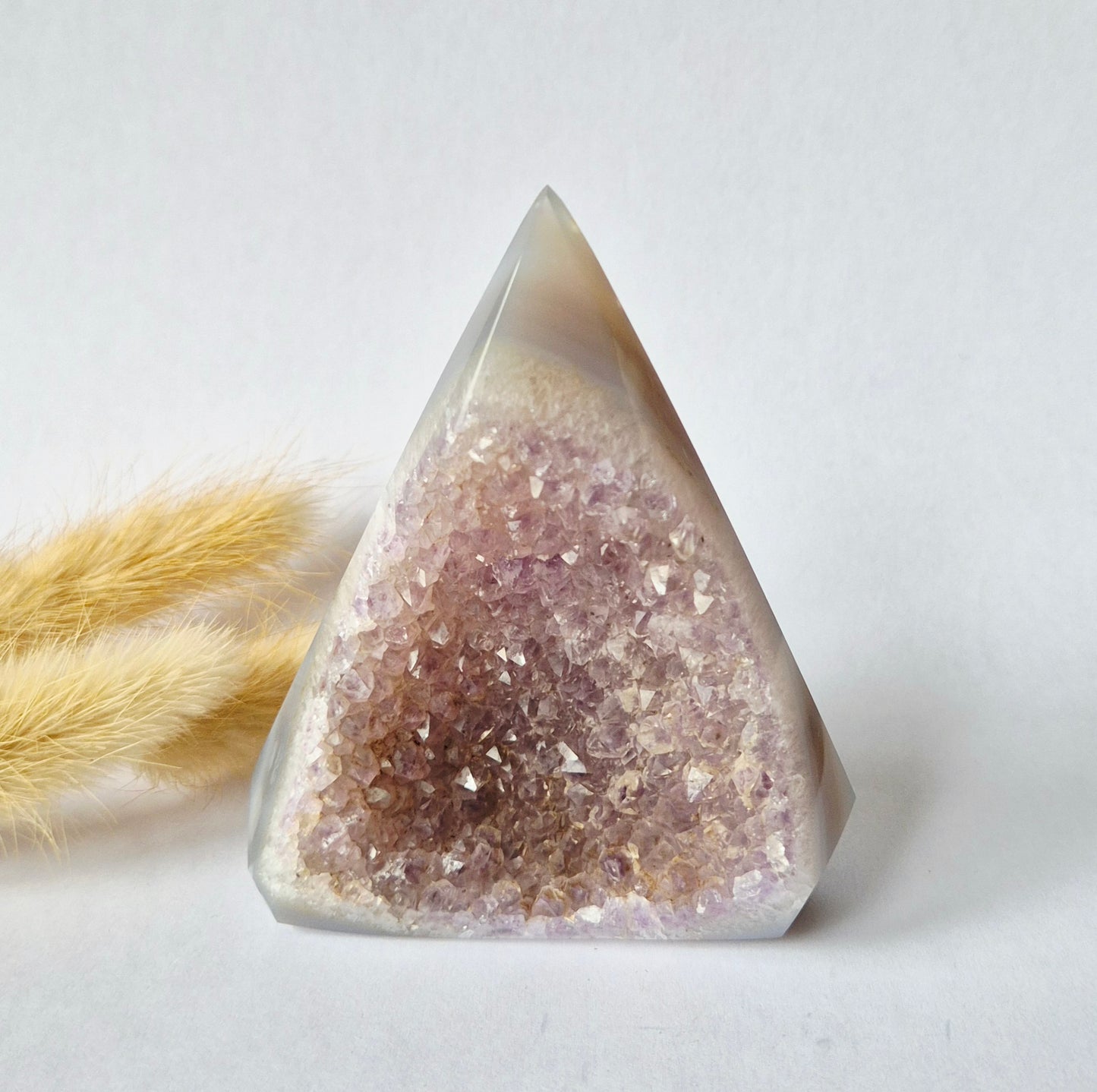 Druzy Grauer Achat - Tropfenförmiger stehender Edelsteinkristall - Nr. 12. 86 Gramm
