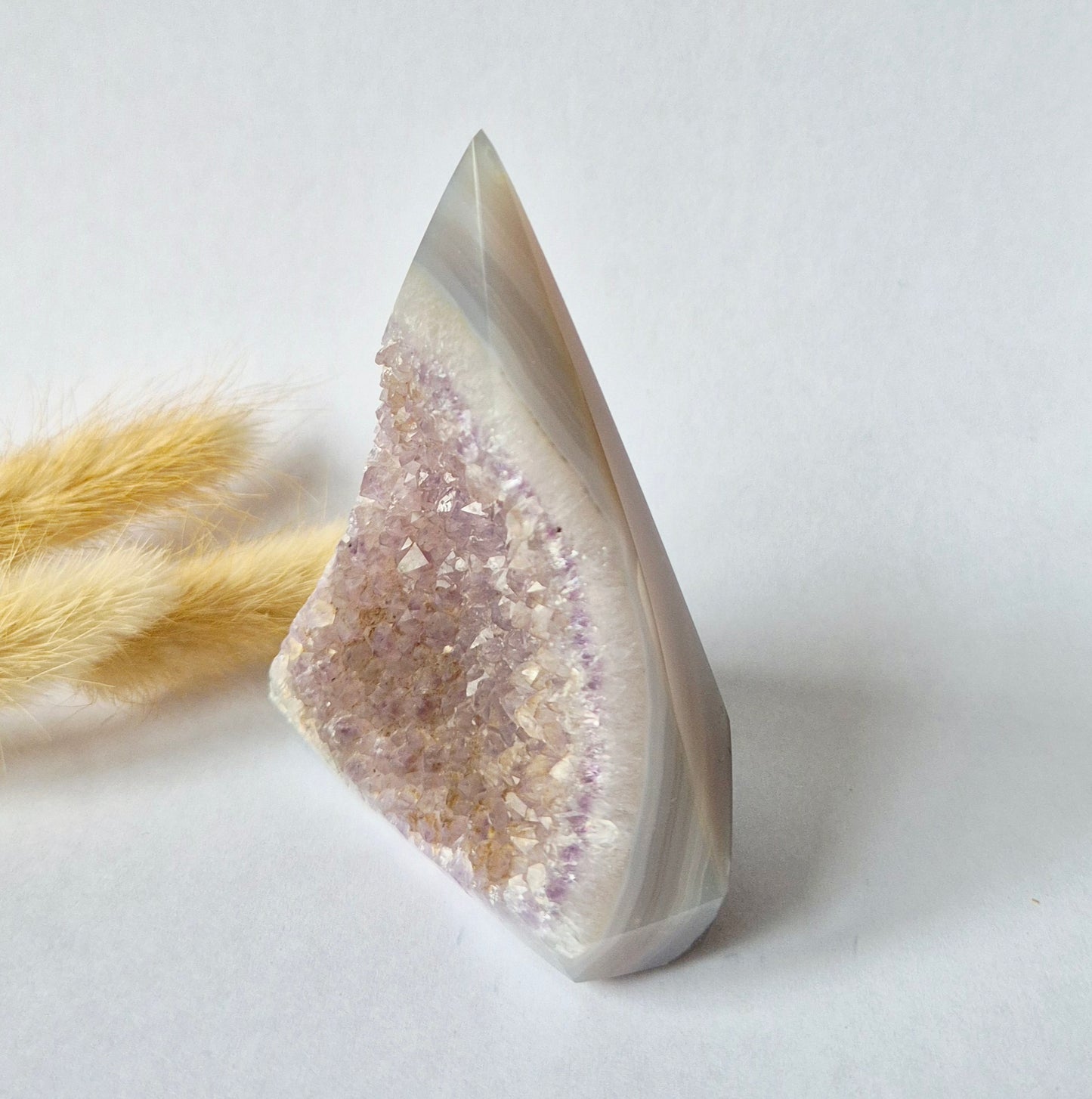 Druzy Grauer Achat - Tropfenförmiger stehender Edelsteinkristall - Nr. 12. 86 Gramm